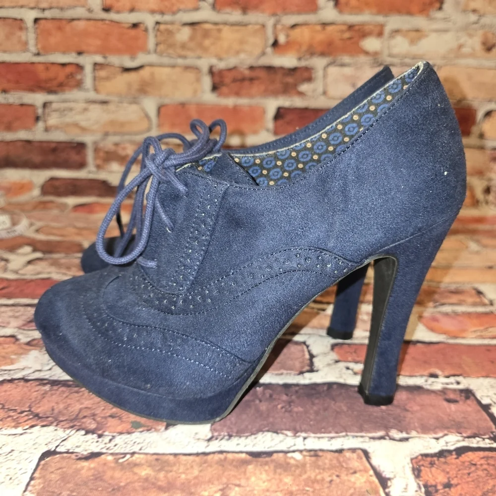 FIONI Clothing Navy Lace-Up Heels Size 6.5